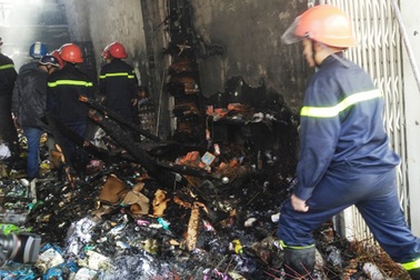 Bình ga phát nổ, cả tiệm tạp hóa cháy đen