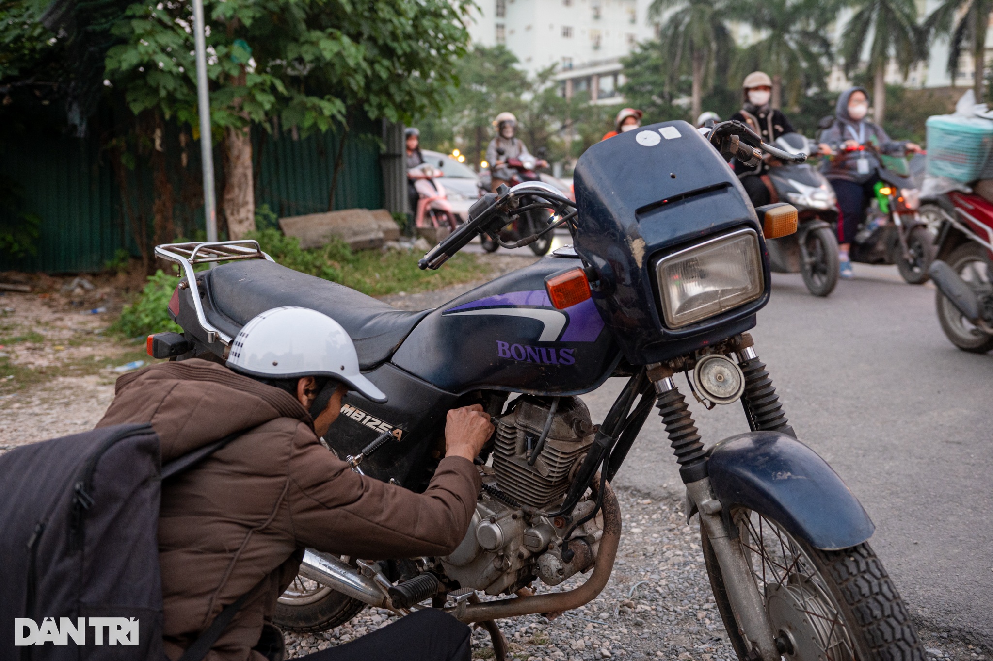 Hà Nội: Cầu vượt trên đại lộ nghìn tỷ chậm tiến độ, gây ùn tắc triền miên - 12