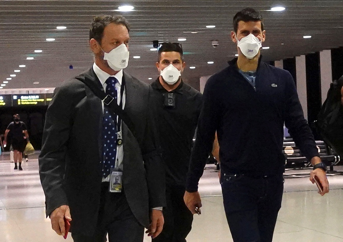 Djokovic lên máy bay rời khỏi Australia sau khi bị hủy visa - 1 Djokovic lên máy bay rời khỏi Australia sau khi bị hủy visa - 1