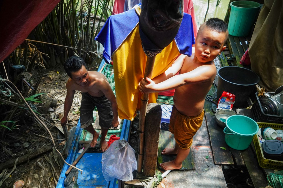 Người Sài Gòn bất đắc dĩ sống mòn dưới gầm cầu - 2 Người Sài Gòn bất đắc dĩ sống mòn dưới gầm cầu - 2
