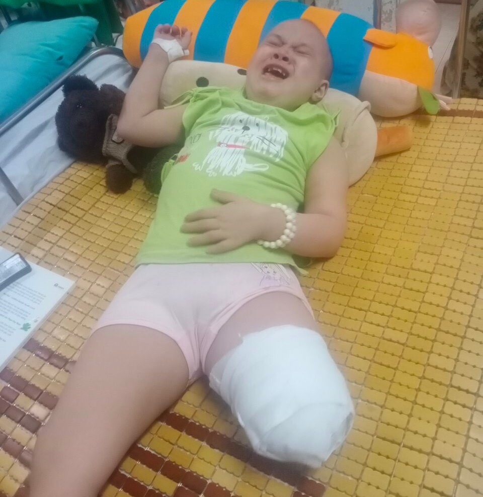Bạn đọc giúp đỡ cô bé số tiền gần 81 triệu đồng chống chọi khối u ác tính - 2 Bạn đọc giúp đỡ cô bé số tiền gần 81 triệu đồng chống chọi khối u ác tính - 2