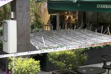 Mảng trần của quán ăn bất ngờ đổ sập đè 6 học sinh, 1 thai phụ nhập viện