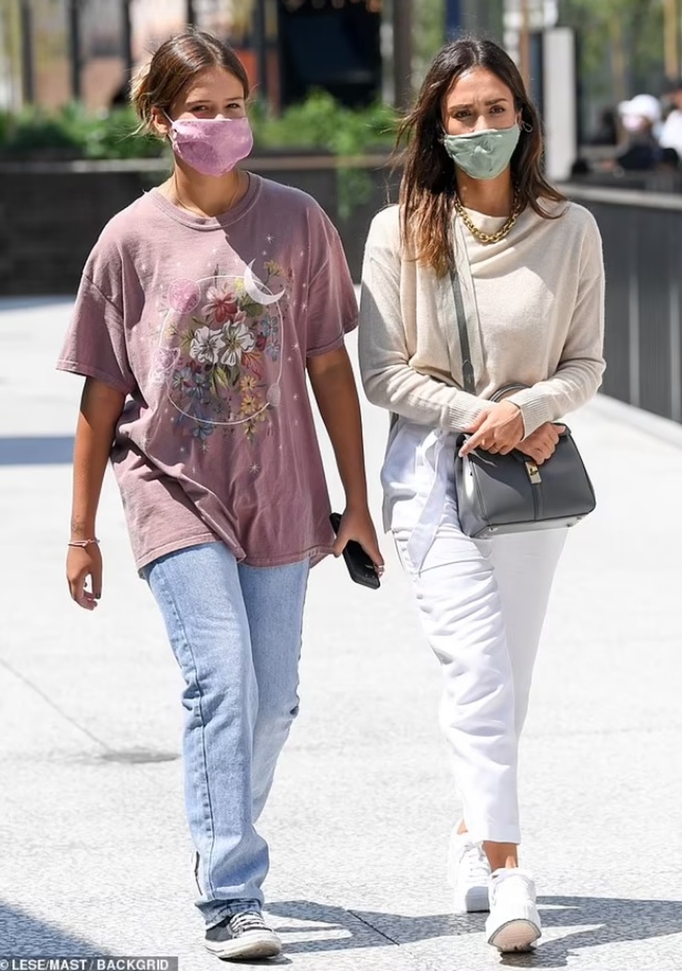 Con gái 13 tuổi của Thiên thần bóng tối Jessica Alba đã cao hơn mẹ - 1 Con gái 13 tuổi của Thiên thần bóng tối Jessica Alba đã cao hơn mẹ - 1