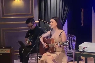 Trà Ngọc Hằng hát mộc cùng đàn guitar