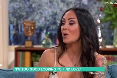 Người mẫu than phiền “vì quá xinh đẹp, nên khó có tình yêu chân thành”