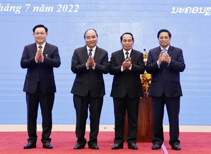 Chủ tịch nước Nguyễn Xuân Phúc chứng kiến lễ trao tặng Huân chương Vàng Quốc gia của Lào, do đồng chí Bounthong Chitmany, Ủy viên Bộ Chính trị, Thường trực Ban Bí thư, Phó Chủ tịch nước Lào trao cho đồng chí Phạm Minh Chính, Ủy viên Bộ Chính trị, Thủ tướng Chính phủ và đồng chí Vương Đình Huệ, Ủy viên Bộ Chính trị, Chủ tịch Quốc hội.