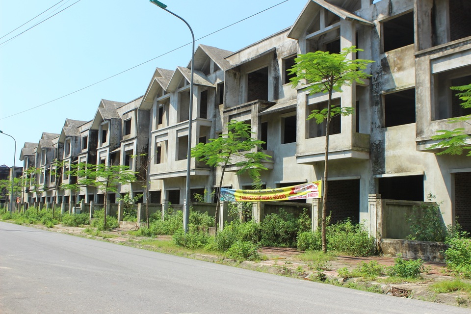 Hà Tĩnh: Hàng chục căn biệt thự hạng sang bỏ hoang giữa lòng thành phố - 3 Hà Tĩnh: Hàng chục căn biệt thự hạng sang bỏ hoang giữa lòng thành phố - 3