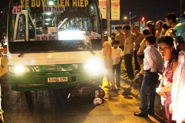 Một thanh niên lao đầu vào xe buýt
