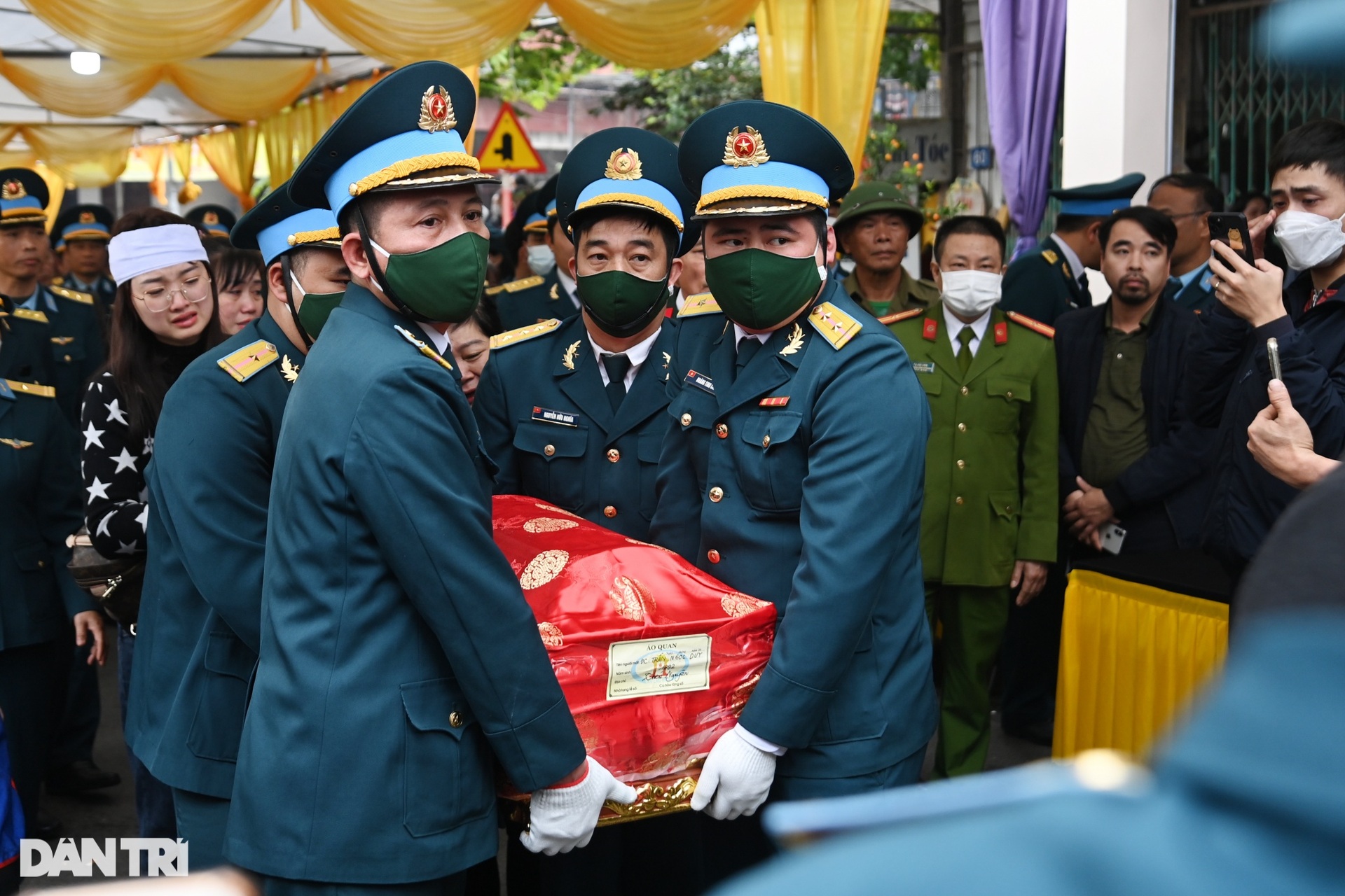 Xúc động tiễn biệt Thiếu tá, phi công Trần Ngọc Duy về đất mẹ - 7 Xúc động tiễn biệt Thiếu tá, phi công Trần Ngọc Duy về đất mẹ - 7