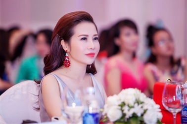 Hoa khôi Lan Phương ngồi “ghế nóng” Duyên dáng doanh nhân Việt 2016
