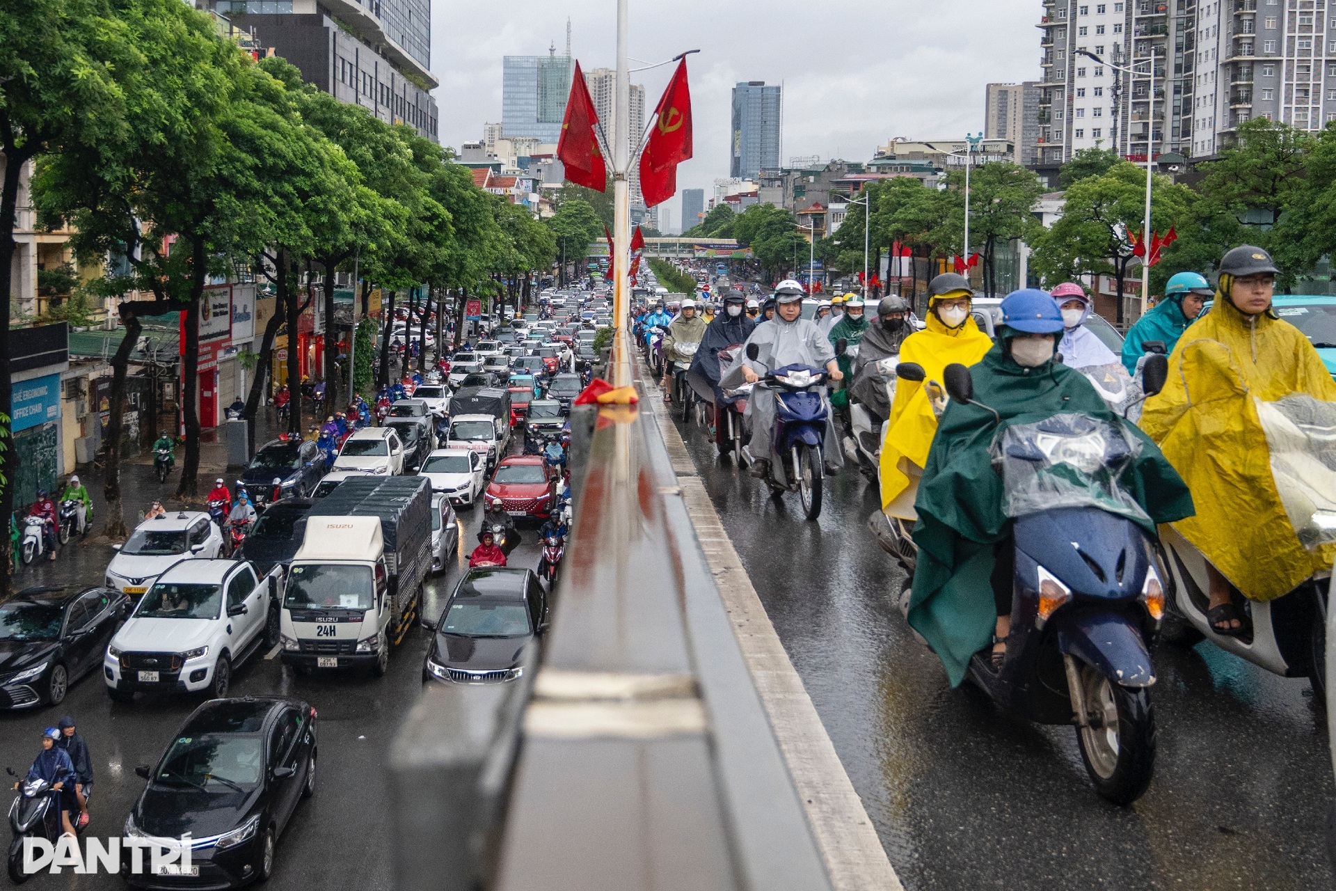 Ảnh hưởng bão Bualoi, người dân Hà Nội vất vả đội mưa đi làm sáng đầu tuần - 13 Ảnh hưởng bão Bualoi, người dân Hà Nội vất vả đội mưa đi làm sáng đầu tuần - 13
