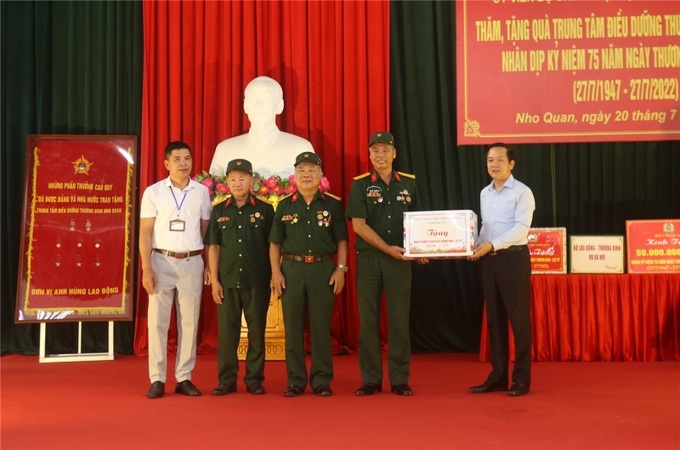 Chủ tịch UBND tỉnh Ninh Bình Phạm Quang Ngọc thăm và tặng quà Trung tâm điều dưỡng thương binh Nho Quan