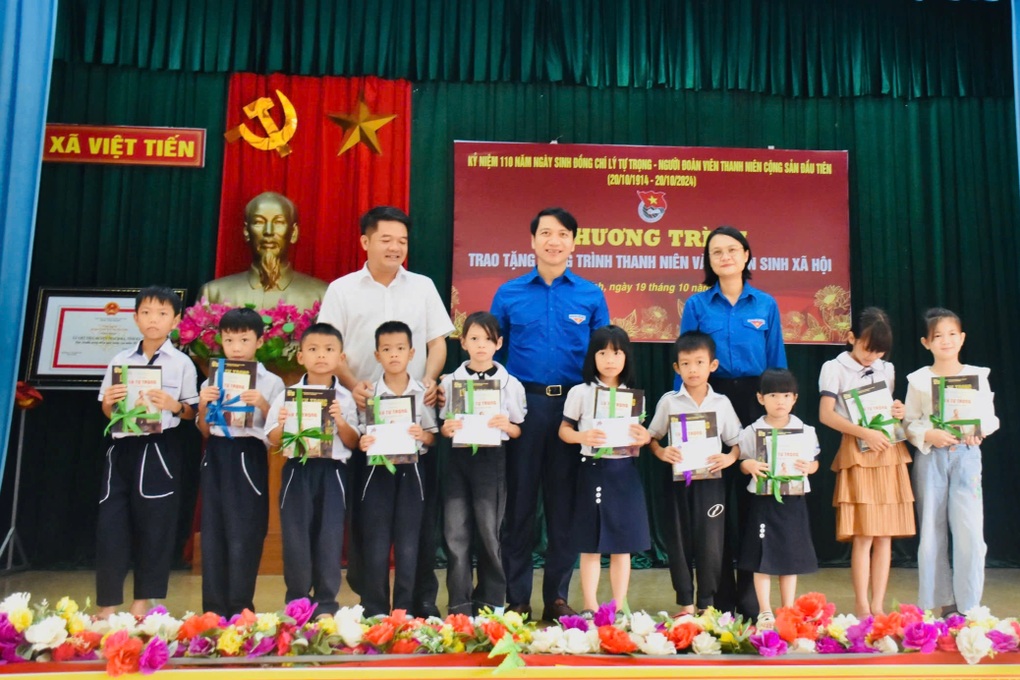 Xây nhà nhân ái, trao học bổng tới học sinh quê hương Anh hùng Lý Tự Trọng - 1 Xây nhà nhân ái, trao học bổng tới học sinh quê hương Anh hùng Lý Tự Trọng - 1