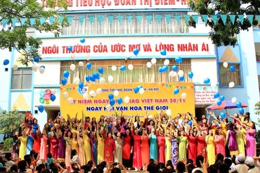 Thầy trò rạng rỡ trong lễ kỷ niệm ngày Nhà giáo Việt Nam