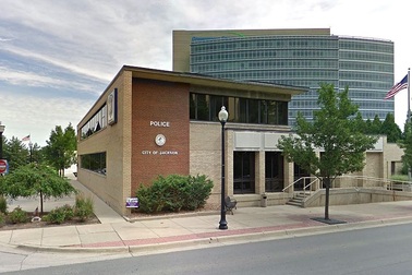 Bị người yêu "đá", hét lên "tôi là người nhện" rồi nhảy qua cửa sổ