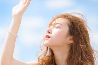 Cô gái gãy 10 xương sườn sau 3 cơn ho do dùng kem chống nắng quá mức