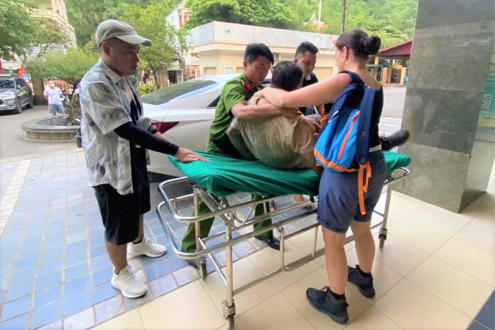 Công an xã kịp thời đưa du khách Hà Lan bị ngã đi cấp cứu - 1 Công an xã kịp thời đưa du khách Hà Lan bị ngã đi cấp cứu - 1