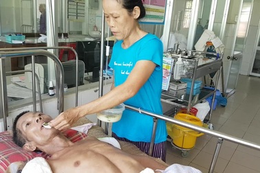 Bà Tuấn chăm chồng tại bệnh viện
