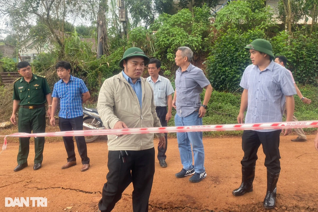 Đất nứt toác sau 2 tiếng nổ lớn: Vết nứt ngày càng lan rộng - 2 Đất nứt toác sau 2 tiếng nổ lớn: Vết nứt ngày càng lan rộng - 2