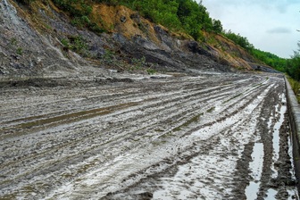 Đất đá tiếp tục sạt lở, tràn xuống tuyến đường vành đai phía Tây ở Đà Nẵng