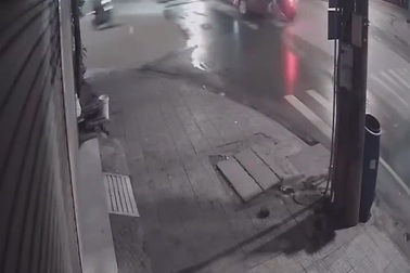 Thanh niên phóng xe máy tốc độ cao, đâm ngang hông taxi tại ngã tư