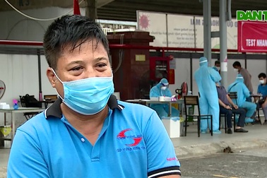 Test nhanh Covid-19 lưu động cho lái xe luồng xanh ngay tại bến ở Hà Nội