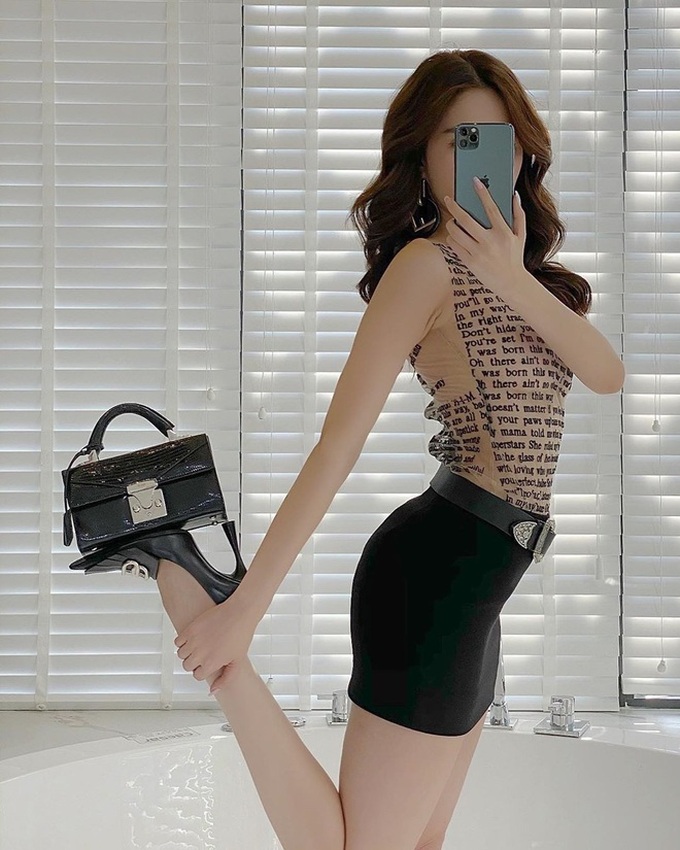 Ngọc Trinh diện váy trễ nải phô diễn vòng 1 bỏng mắt nhưng nể nhất là cách chụp OOTD độc khoe đường cong S-line - Ảnh 4. Ngọc Trinh diện váy trễ nải phô diễn vòng 1 bỏng mắt nhưng nể nhất là cách chụp OOTD độc khoe đường cong S-line - Ảnh 4.