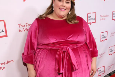 Chrissy Metz vẫn xinh đẹp dù vóc dáng "nặng nề"