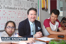 Đại sứ Mỹ đọc truyện cho trẻ em khiếm thị