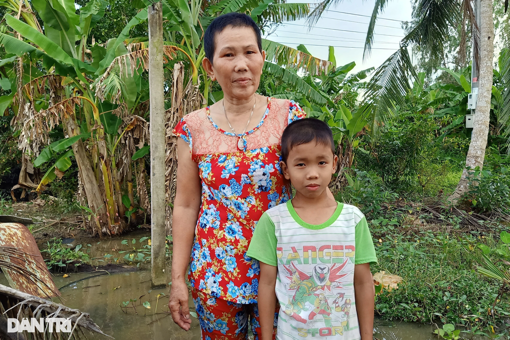 Cha mẹ bỏ rơi, bé 8 tuổi sống lay lắt với ngoại nghèo, nguy cơ thất học - 5 Cha mẹ bỏ rơi, bé 8 tuổi sống lay lắt với ngoại nghèo, nguy cơ thất học - 5
