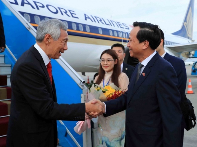 Bộ trưởng Bộ Lao động - TB&XH Đào Ngọc Dung đón Thủ tướng Singapore Lý Hiển Long tại sân bay quốc tế Nội Bài chiều 27/8.