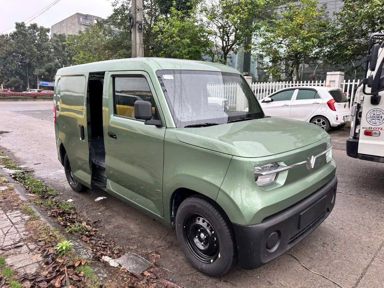 VinFast EC Van cửa trượt lần đầu lộ diện tại Việt Nam, giá 325 triệu đồng - 1 VinFast EC Van cửa trượt lần đầu lộ diện tại Việt Nam, giá 325 triệu đồng - 1