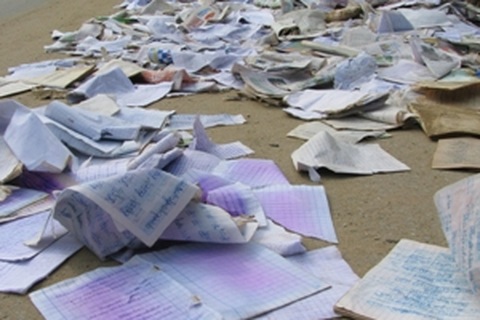 Sách nát hết, em tay không, chân lấm đến trường 