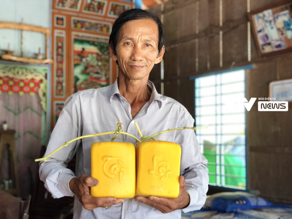Tạo hình dưa hấu thành thỏi vàng, nông dân thu bạc triệu vụ Tết - 5 Tạo hình dưa hấu thành thỏi vàng, nông dân thu bạc triệu vụ Tết - 5