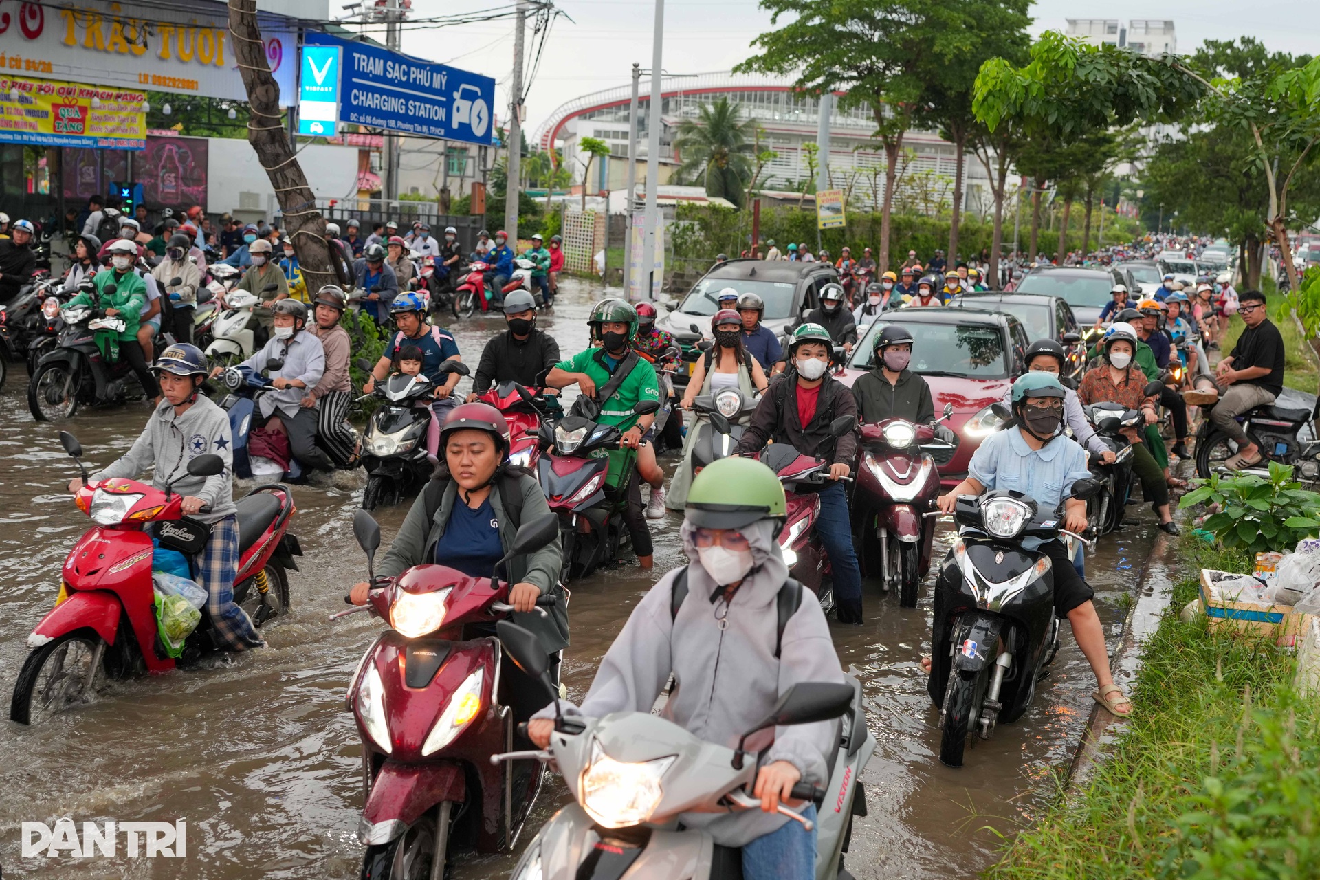 Cụ bà bì bõm dắt xe về nhà trong đêm ngập do triều cường ở TPHCM - 9