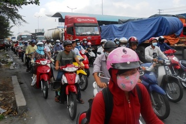 Dòng người rồng rắn rời thành phố