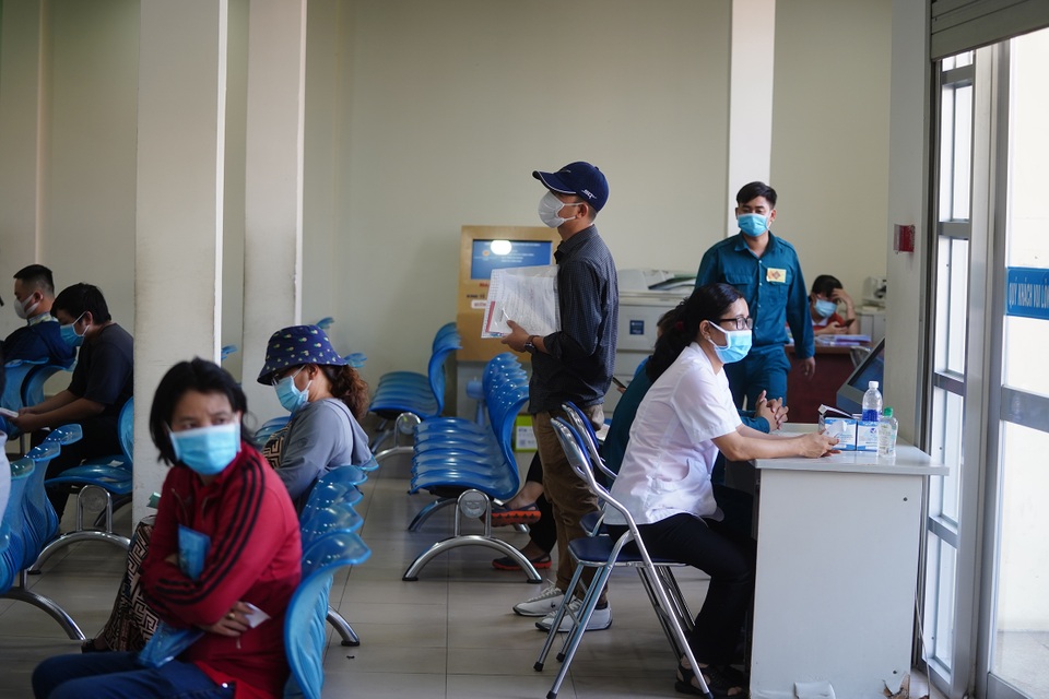 UBND quận đo thân nhiệt, phát khẩu trang cho từng người dân - 8 UBND quận đo thân nhiệt, phát khẩu trang cho từng người dân - 8