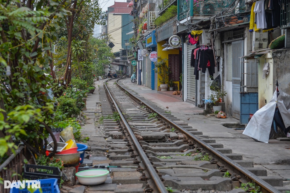 Tàu vừa đi qua, hàng trăm du khách ùa vào phố cà phê đường tàu ở Hà Nội - 7 Tàu vừa đi qua, hàng trăm du khách ùa vào phố cà phê đường tàu ở Hà Nội - 7