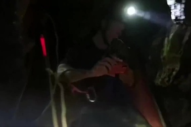 Hành trình gian nan của đội cứu hộ trong hang Tham Luang