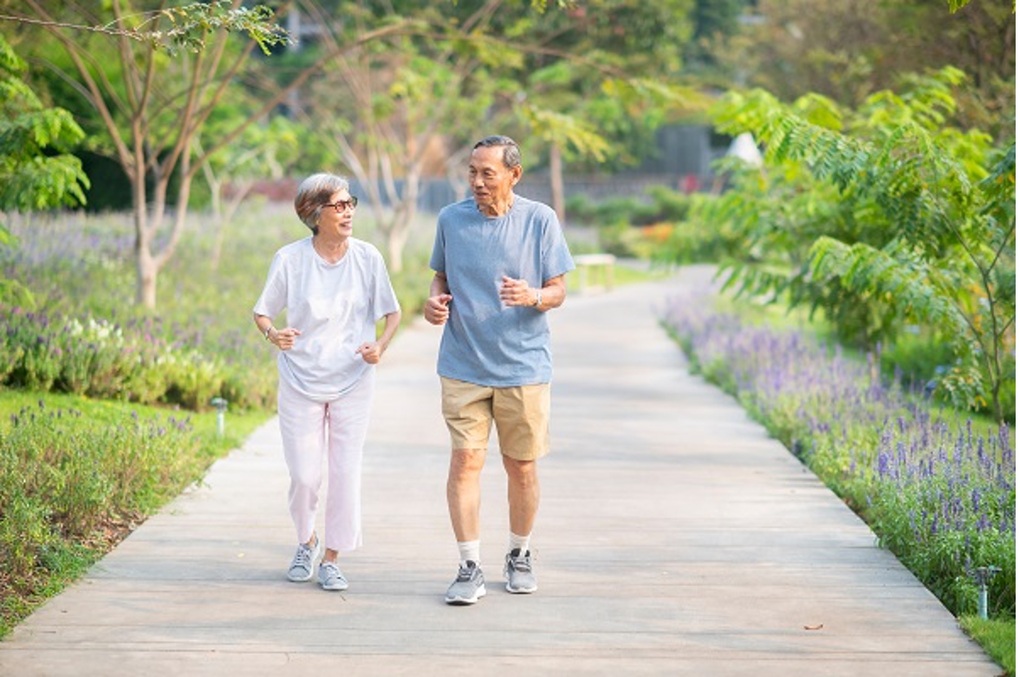 Bị thoái hóa đốt sống có nên đi bộ? - 1 Bị thoái hóa đốt sống có nên đi bộ? - 1