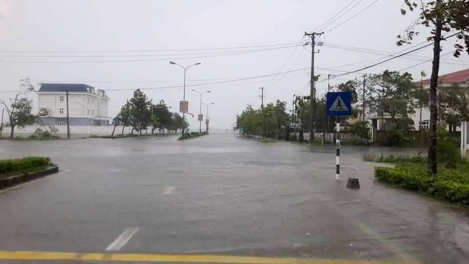 Nước sông Hương gần tràn bờ, TP Huế ngập mênh mông - 3 Nước sông Hương gần tràn bờ, TP Huế ngập mênh mông - 3