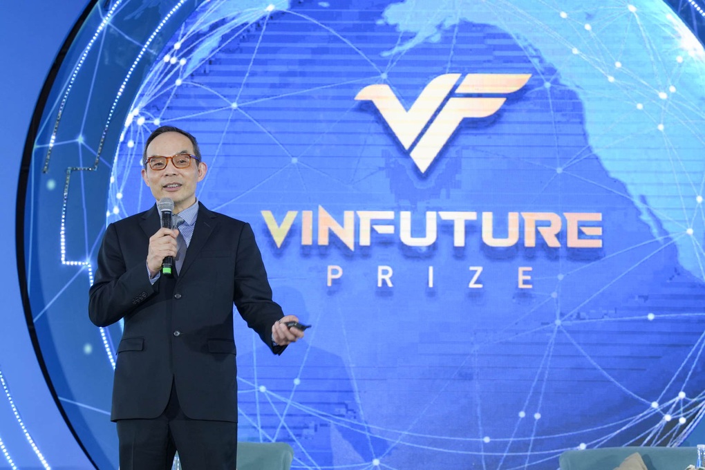 TS. Xuedong David Huang - Thành viên Hội đồng Giải thưởng VinFuture và Giám đốc Công nghệ của Tập đoàn Zoom (Hoa Kỳ) cùng bàn luận với các diễn giả trong tọa đàm Trí tuệ nhân tạo được tổ chức vào ngày 19/12 .