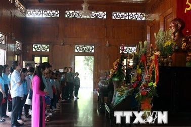 Đoàn giáo viên, học sinh Việt kiều Thái Lan về thăm quê Bác