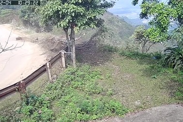 Khoảnh khắc xe tải chở nặng lật nghiêng khi vào cua và lao xuống vực