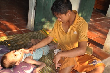 Rớt nước mắt trước cảnh 2 con tàn tật mong có tiền cứu bố bị bệnh hiểm nghèo