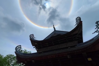 Hào quang mặt trời xuất hiện trên chùa Tam Chúc