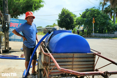 Nắng nóng, dân nghèo lại khốn khổ "đốt" bạc triệu mua nước như thời bao cấp