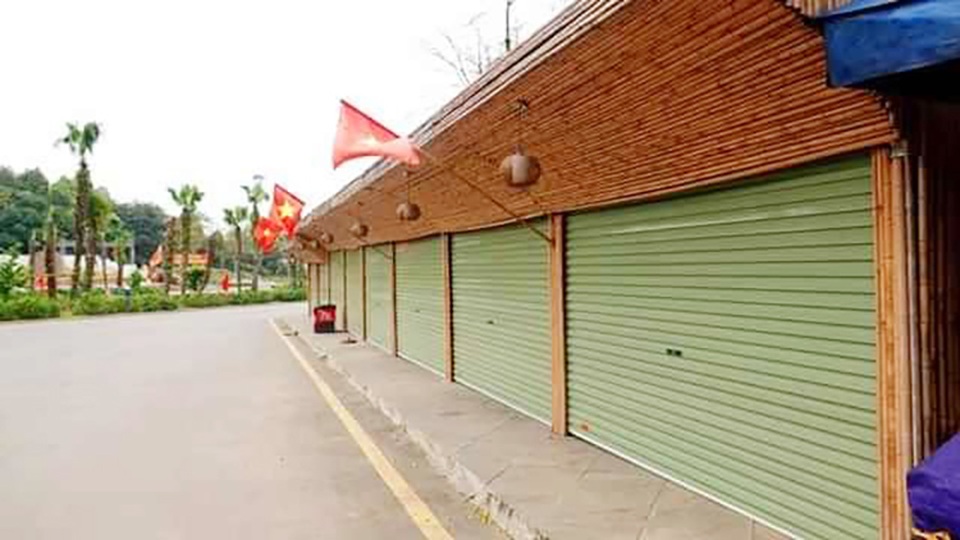 Đại biểu dâng hương Giỗ Tổ tại Đền Hùng đứng cách nhau 2m - 2 Đại biểu dâng hương Giỗ Tổ tại Đền Hùng đứng cách nhau 2m - 2