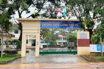 Nữ sinh lớp 10 bị đánh hội đồng ở bờ kè giữa tiếng hò reo của nhiều người