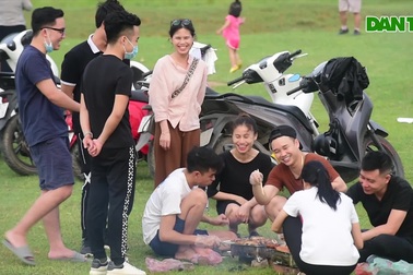 Hàng trăm người đổ đến bãi bồi ven sông Hồng, chủ quan với dịch Covid-19